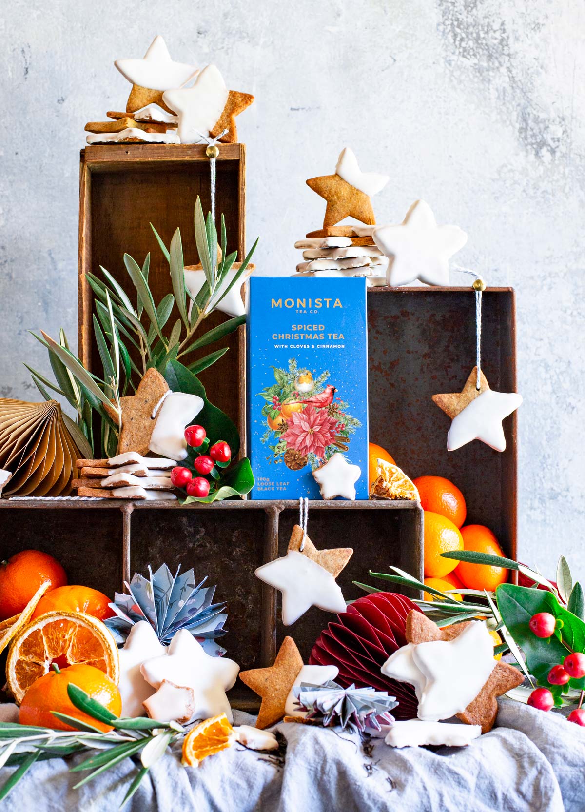 Tea box with christmas biscuits