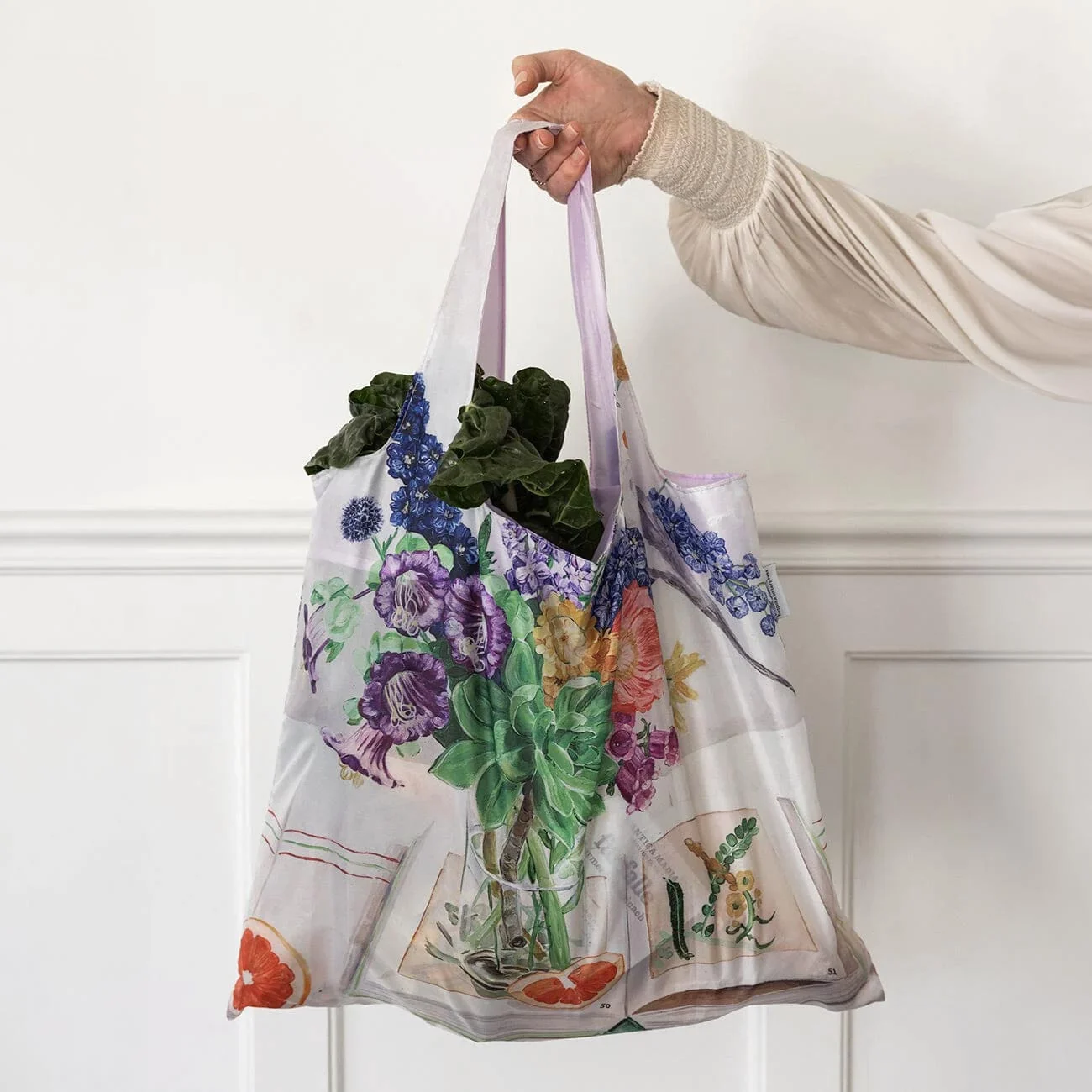 Reusable shopping bag being used